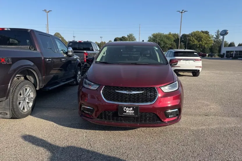 2023 Chrysler Pacifica Touring L photo 1