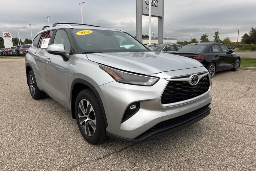 2023 Toyota Highlander L photo 1
