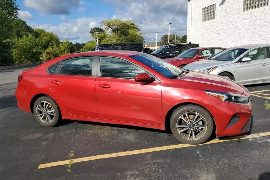 2023 Kia Forte LXS photo 1