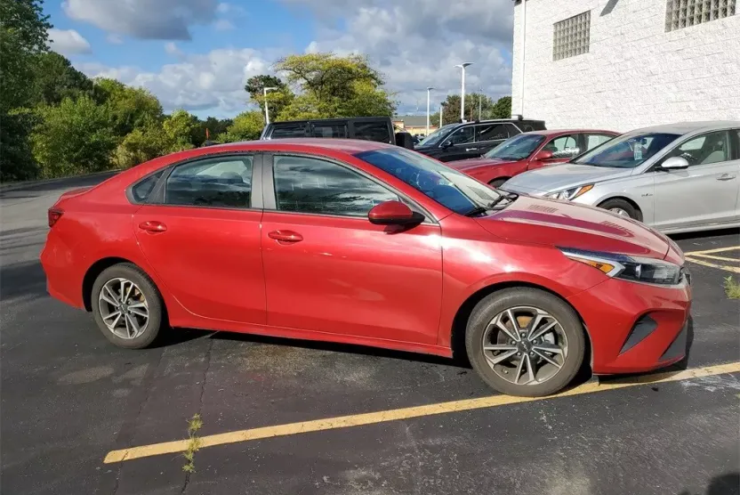 2023 Kia Forte LXS photo 1