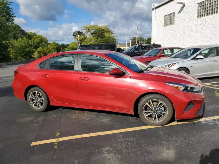 2023 Kia Forte LXS photo 1
