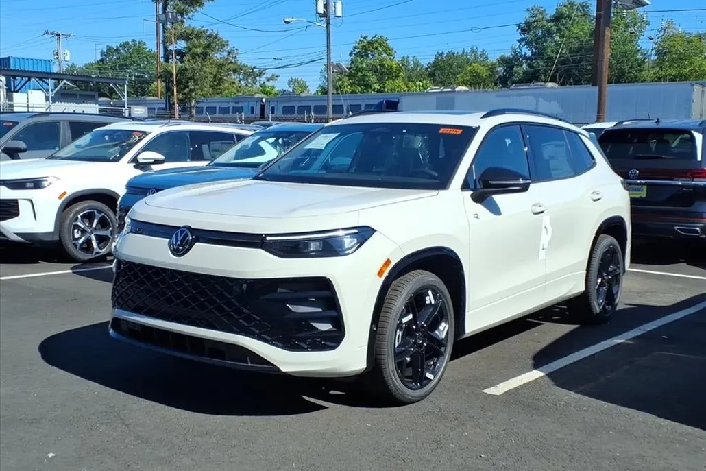 2025 Volkswagen Tiguan SE R-Line Black photo 1