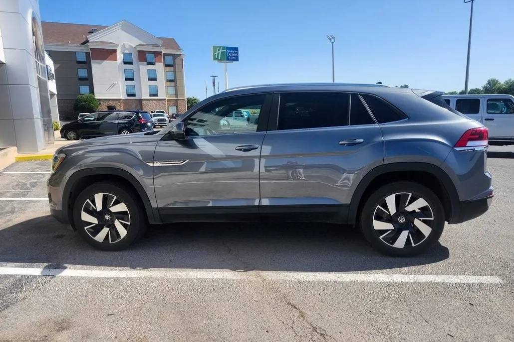 2024 Volkswagen Atlas Cross Sport SE Technology photo 1