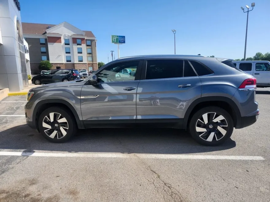 2024 Volkswagen Atlas Cross Sport SE Technology photo 1