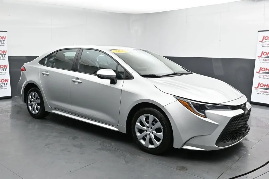 2023 Toyota Corolla LE photo 1