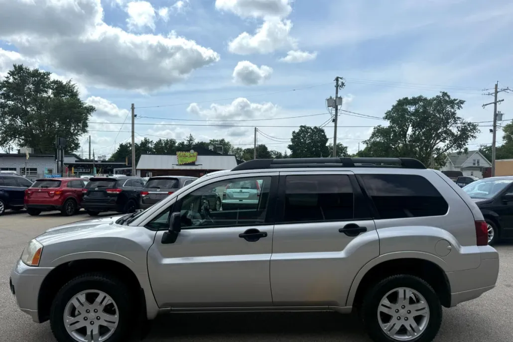 2008 Mitsubishi Endeavor LS photo 1