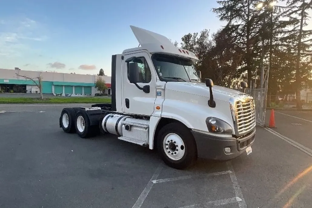 2019 Freightliner Cascadia 125" Sleeper Cab photo 1