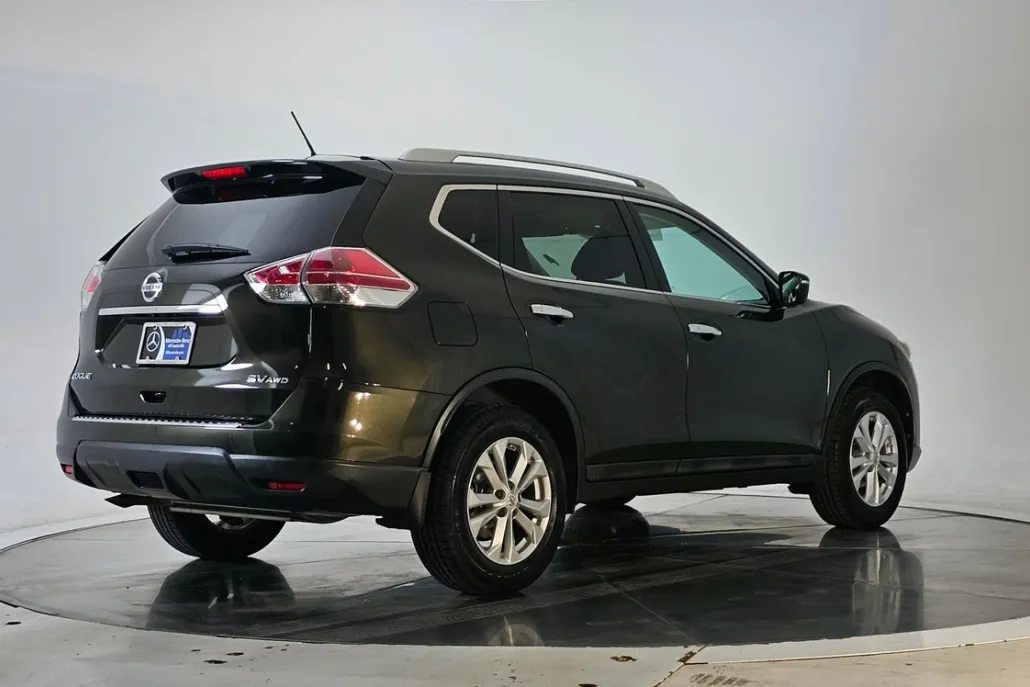 2015 Nissan Rogue SV photo 1