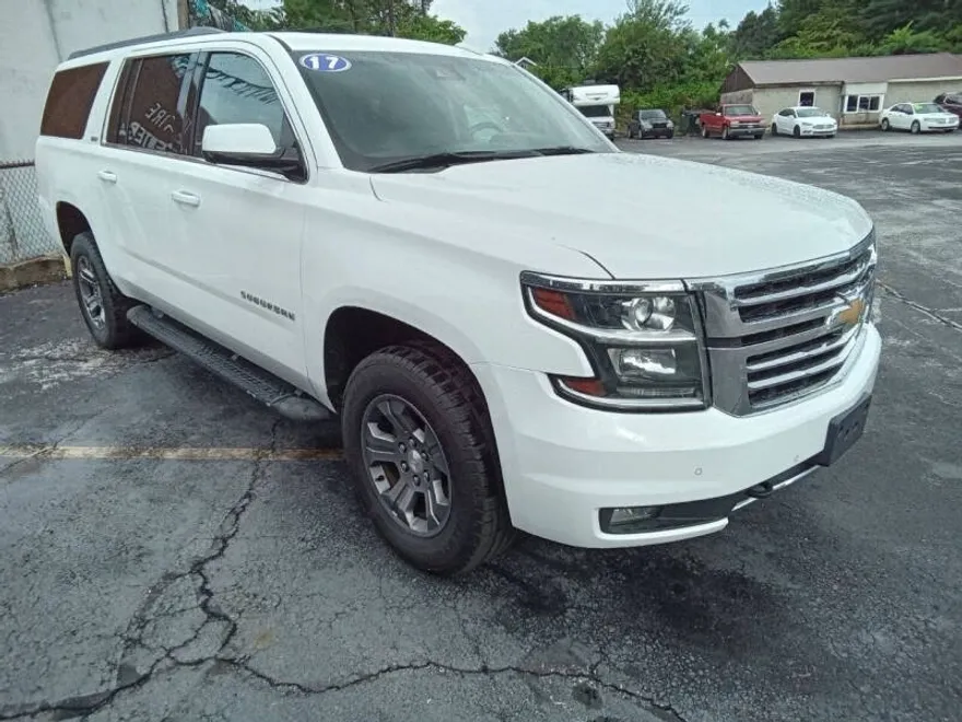 2017 Chevrolet Suburban LT photo 1