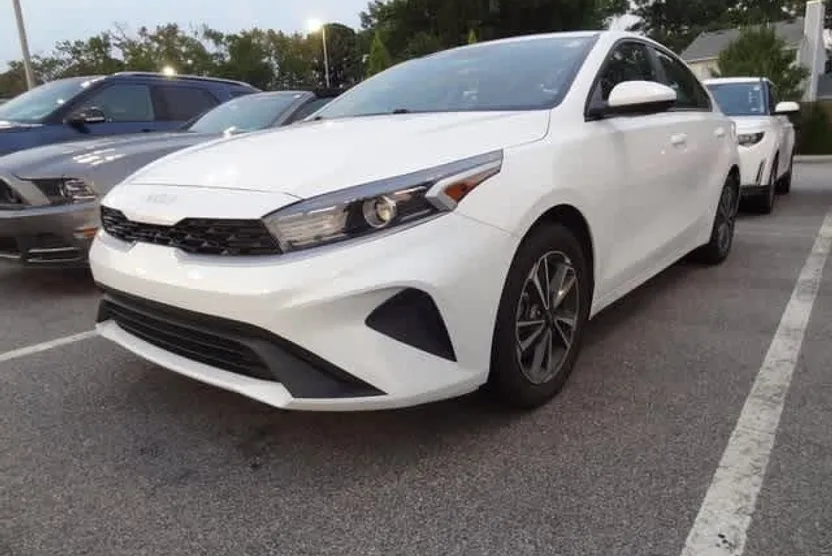 2023 Kia Forte LXS photo 1