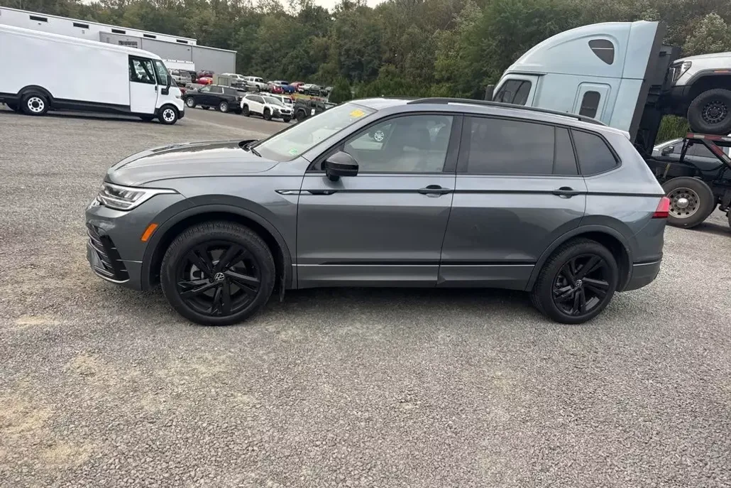 2024 Volkswagen Tiguan SE R-Line Black photo 1
