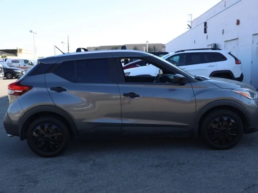 2019 Nissan Kicks S photo 2
