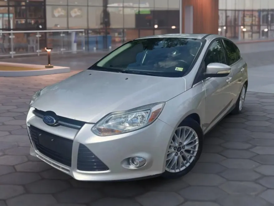 2012 Ford Focus SEL photo 1