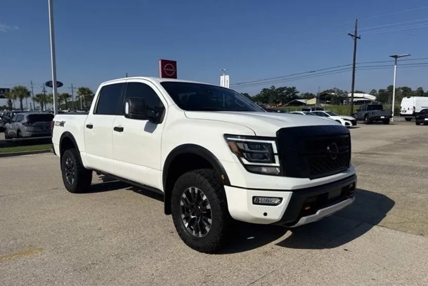 2023 Nissan Titan Crew Cab PRO-4X photo 1