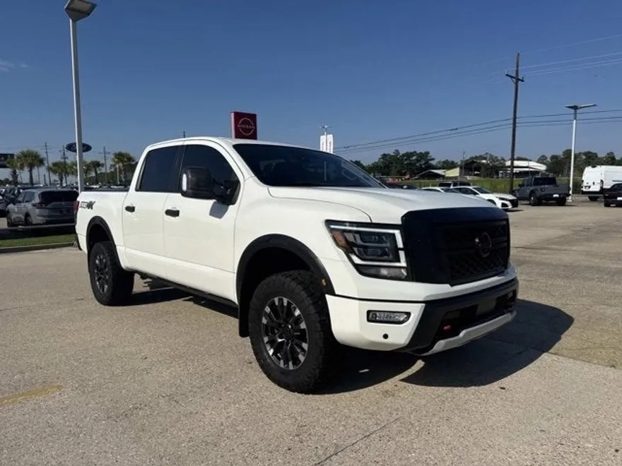 2023 Nissan Titan Crew Cab PRO-4X photo 1
