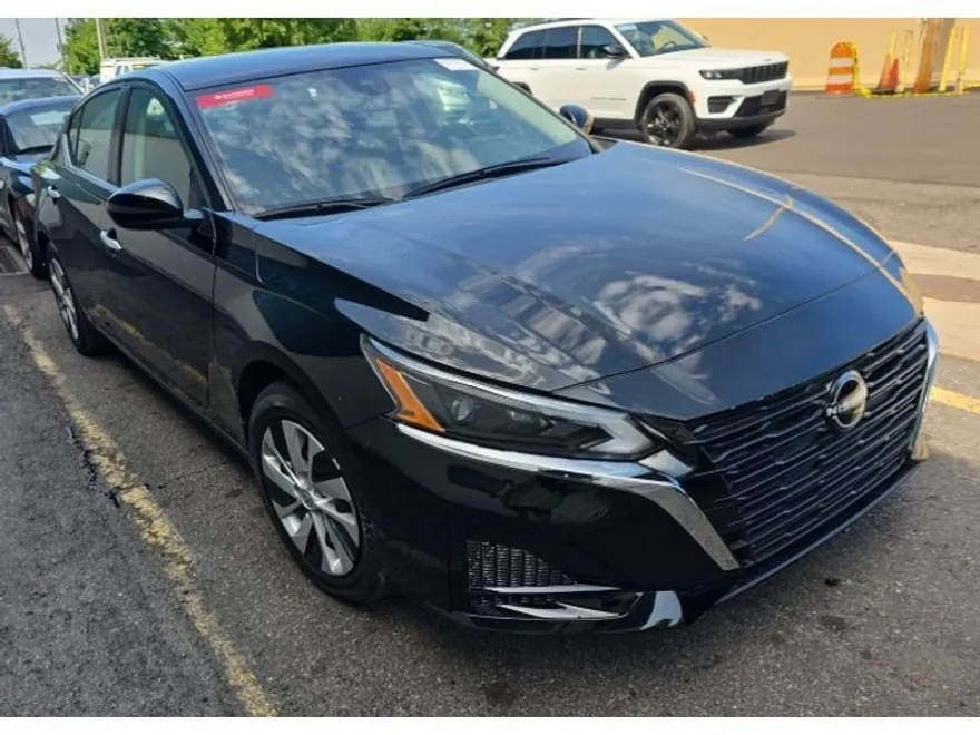 2023 Nissan Altima 2.5 photo 1