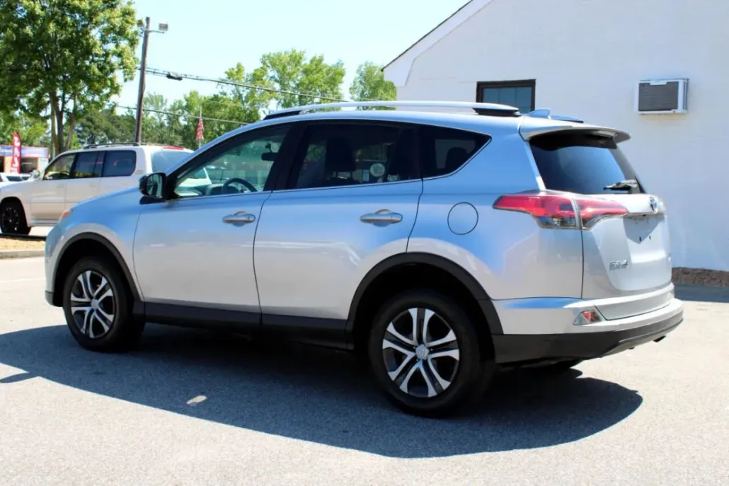 2016 Toyota RAV4 LE Sport photo 1