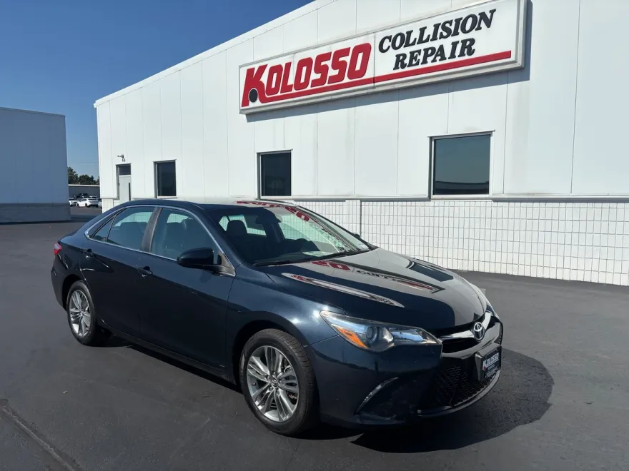 2017 Toyota Camry SE photo 1