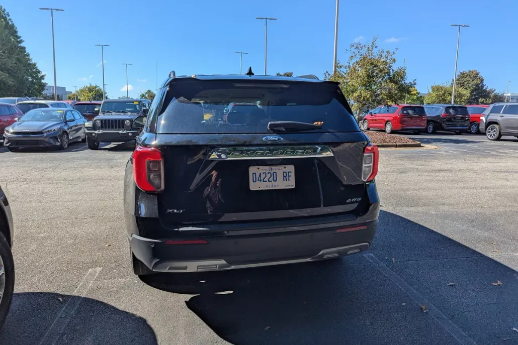 2023 Ford Explorer XLT photo 1
