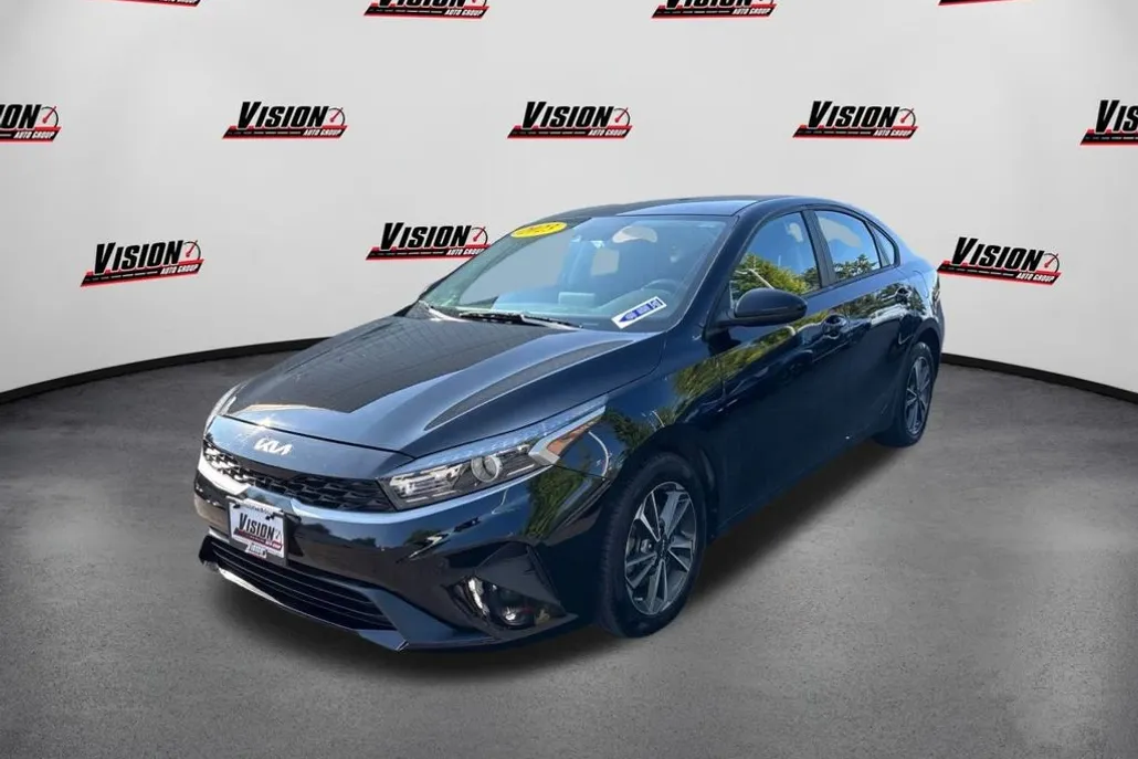 2023 Kia Forte LXS photo 1