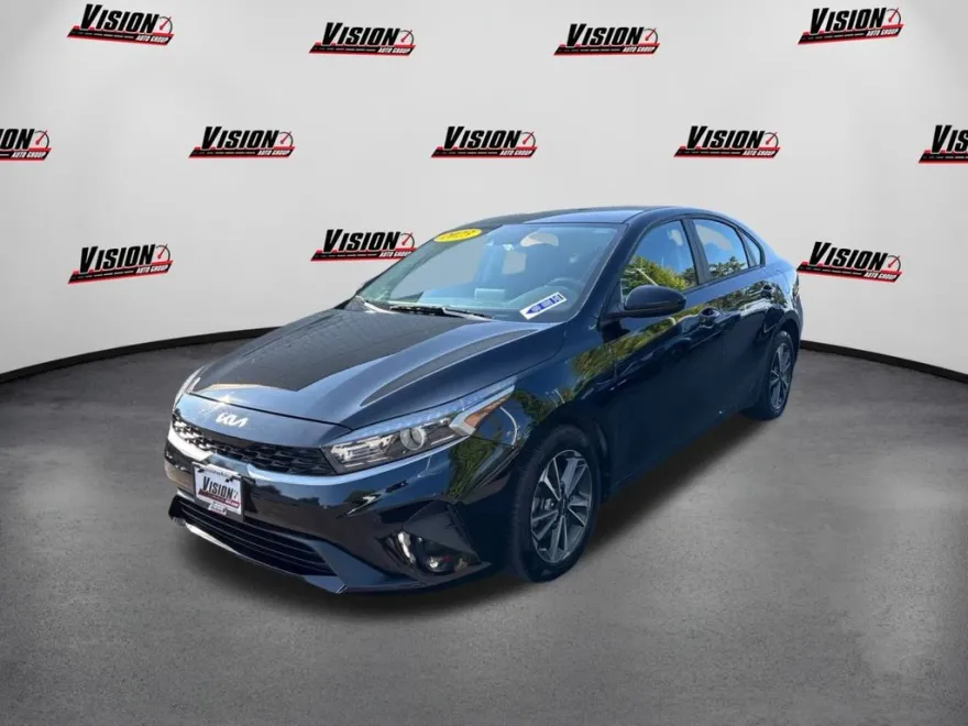 2023 Kia Forte LXS photo 1