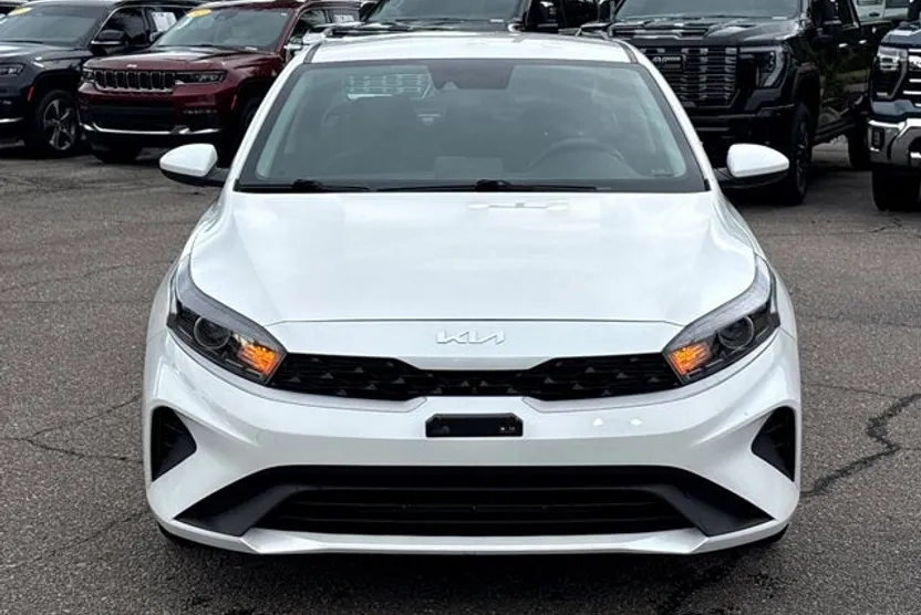 2023 Kia Forte LXS photo 1