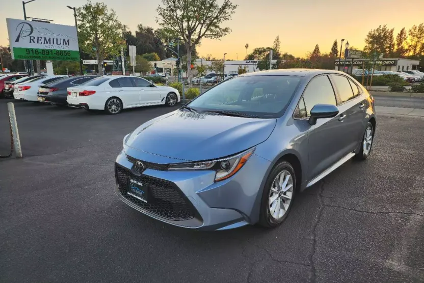 2021 Toyota Corolla LE photo 1