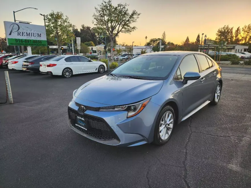 2021 Toyota Corolla LE photo 1