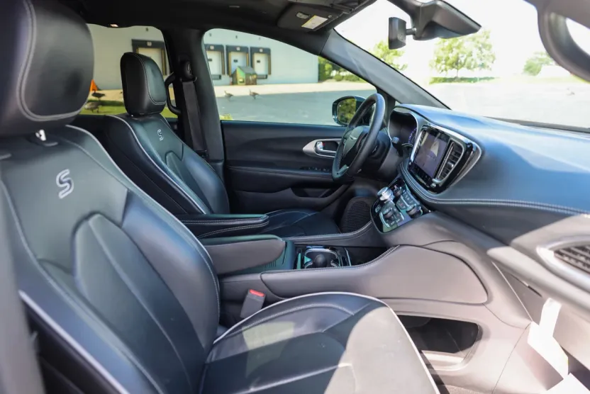 2024 Chrysler Pacifica Limited photo 1