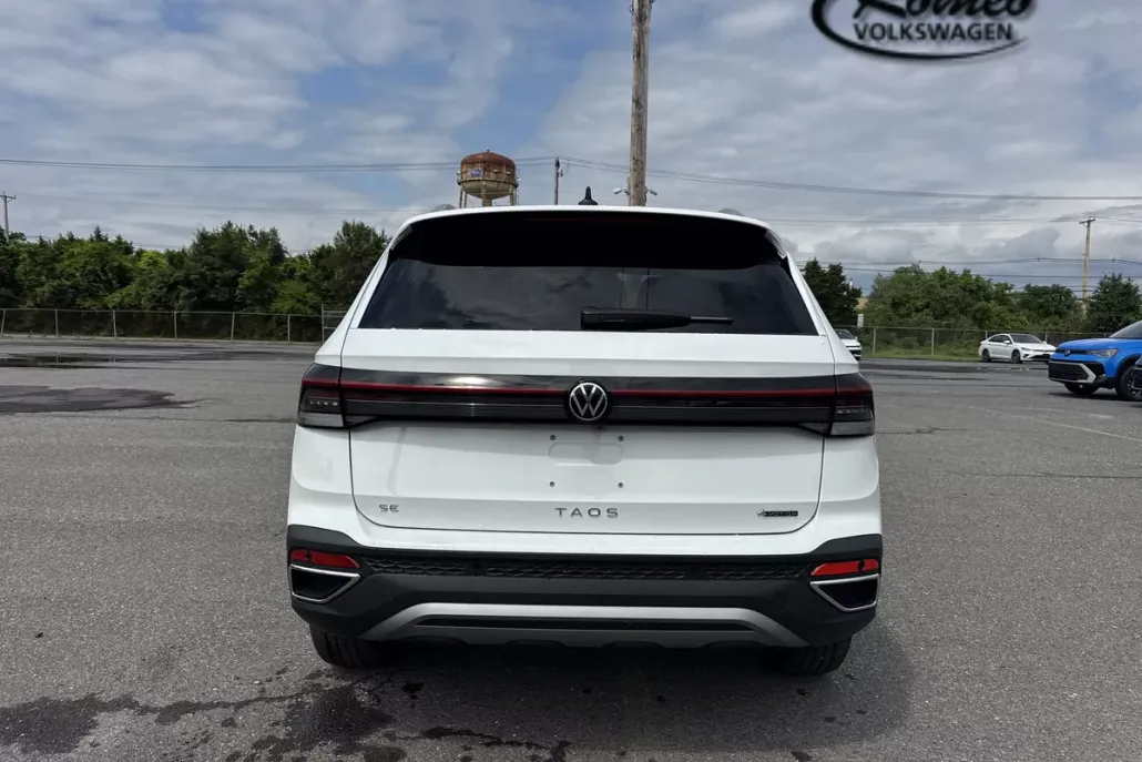 2025 Volkswagen Taos SE photo 1