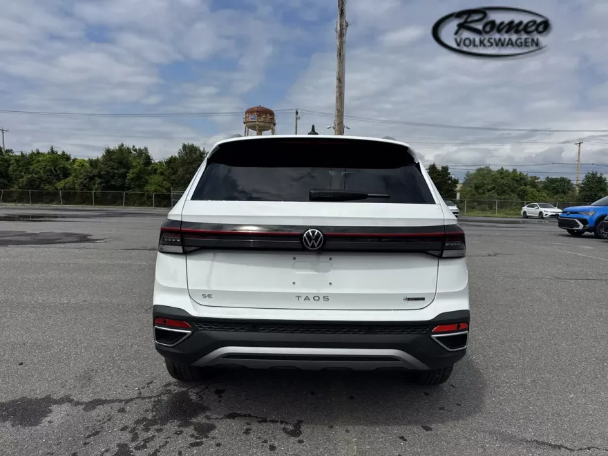 2025 Volkswagen Taos SE photo 1