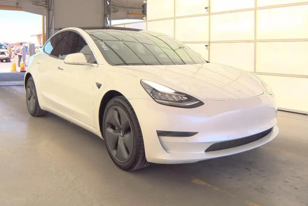 2020 Tesla Model 3 Standard Range photo 1