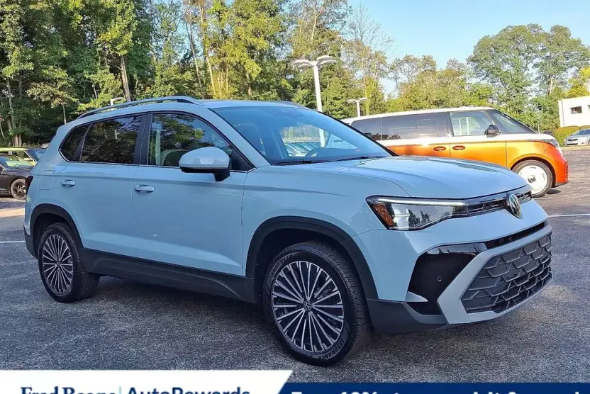 2025 Volkswagen Taos SE photo 1