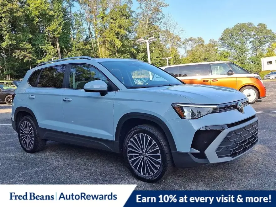 2025 Volkswagen Taos SE photo 1