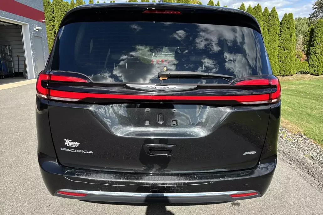 2022 Chrysler Pacifica Touring L photo 1