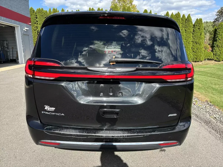2022 Chrysler Pacifica Touring L photo 1