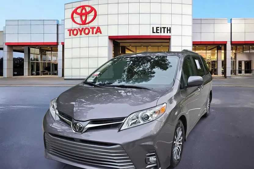 2020 Toyota Sienna XLE photo 1
