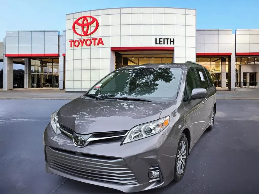 2020 Toyota Sienna XLE photo 1