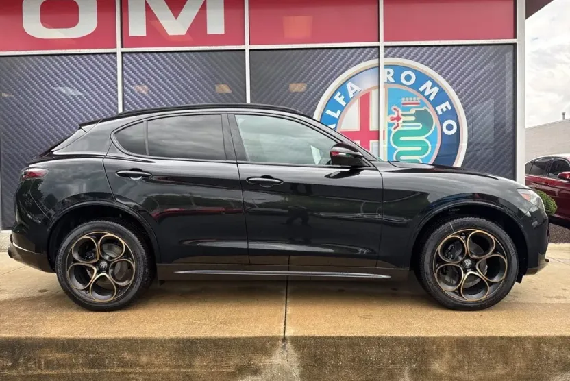 2025 Alfa Romeo Stelvio Sprint Base photo 1