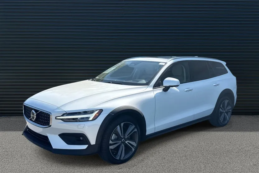 2024 Volvo V60 Cross Country B5 AWD Plus photo 1