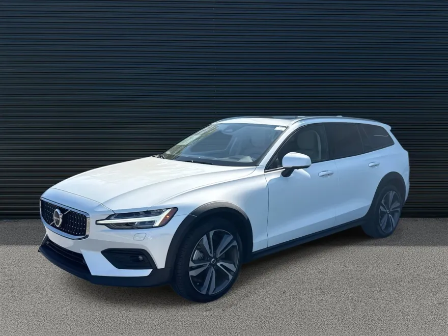 2024 Volvo V60 Cross Country B5 AWD Plus photo 1
