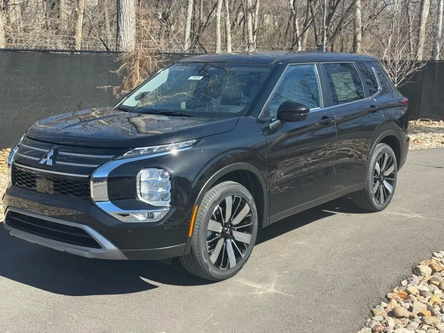 2025 Mitsubishi Outlander SE photo 1