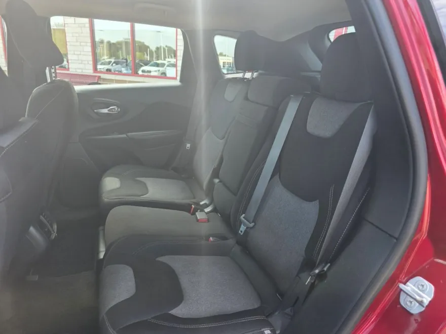 2015 Jeep Cherokee Sport photo 1