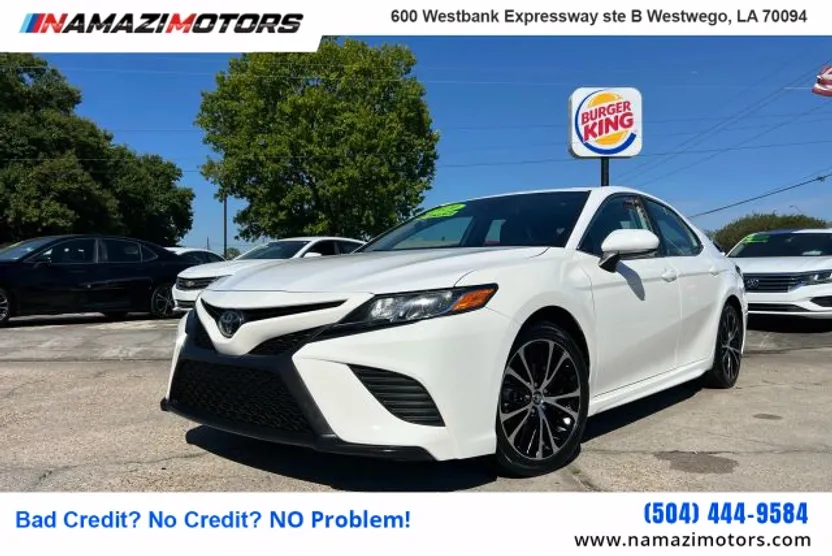 2020 Toyota Camry SE photo 1