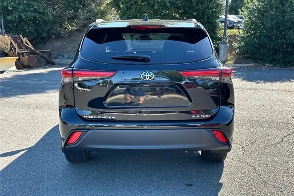 2023 Toyota Highlander XLE photo 1