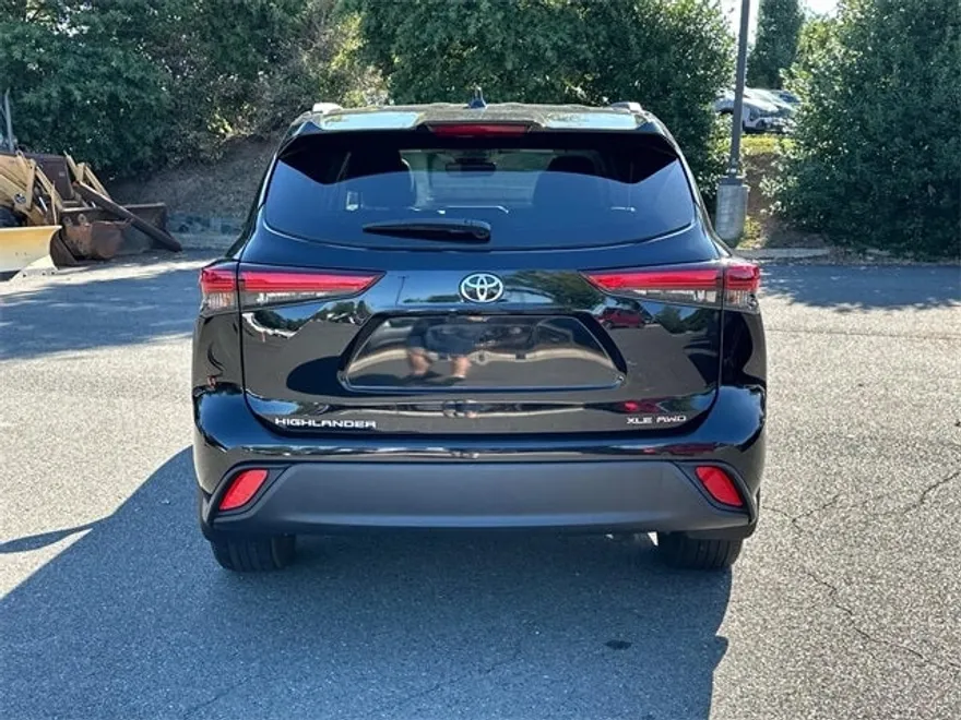 2023 Toyota Highlander XLE photo 1