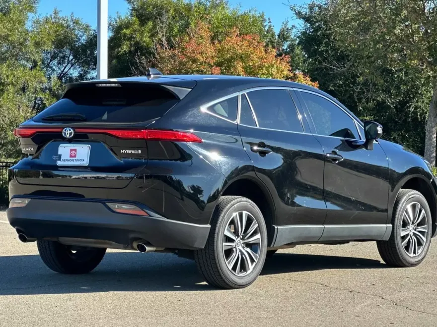 2022 Toyota Venza LE photo 1