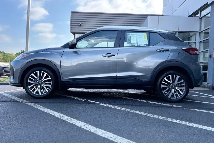 2022 Nissan Kicks SV photo 1