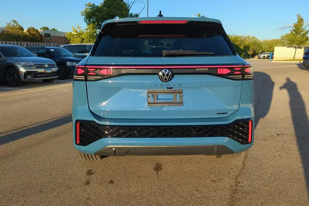 2025 Volkswagen Tiguan SEL R-Line Black photo 1