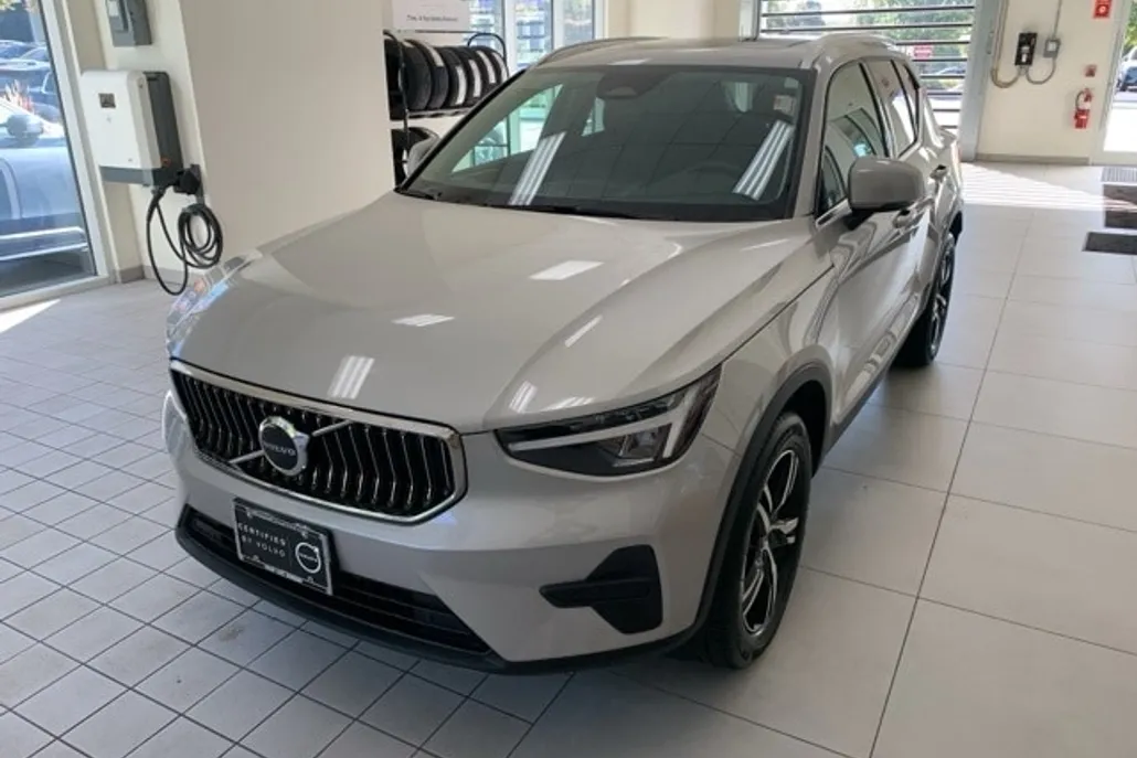 2025 Volvo XC40 Core photo 1